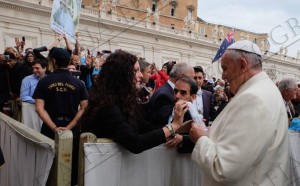 Il Papa che riceve il libro da Veronica Iannicelli