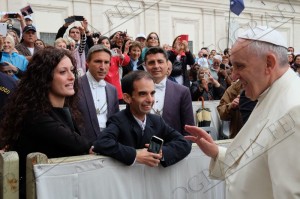 Papa Francesco prima di andare via benedice i due autori